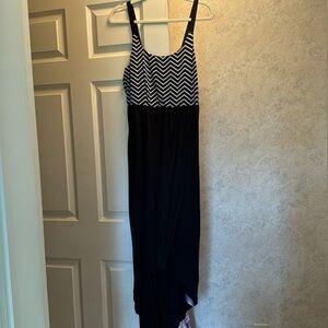 Black and white Chevron High-lo dress
Size large